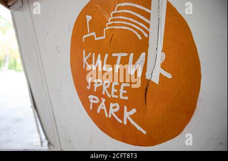 Berlin, Deutschland. September 2020. In der Werkstatt des Spreeparks steht das Logo des Kulturparks Spreepark auf einem kleinen Haus. Das Land Berlin hat 2014 das Erbbaurecht für den Spreepark zurückgekauft und will dort den verwaisten Spreepark wieder beleben.Quelle: Fabian Sommer/dpa/Alamy Live News Stockfoto