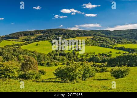 Hügel in den Weißen Karpaten, Blick von der Straße in der Nähe von Dorf Lopenik, Zlin Region, Slovacko (Mährische Slowakei), Tschechische Republik