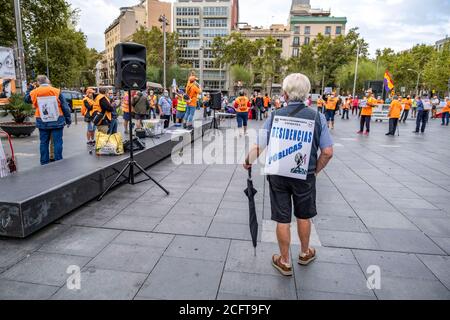 Barcelona, Spanien. September 2020. Ein Protestler mit einem Plakat auf dem Rücken während der Demonstration gesehen.die soziale Gruppe der Rentner als "Marea pensionista" bekannt wieder ihre wöchentlichen Demonstrationen auf der Plaza Universidad nach der Haft wegen Covid zu verteidigen faire Rente und Qualität der öffentlichen Gesundheit. Kredit: SOPA Images Limited/Alamy Live Nachrichten Stockfoto