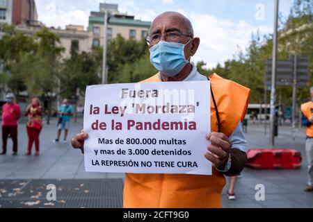 Barcelona, Spanien. September 2020. Ein Protestler, der eine Gesichtsmaske als vorbeugende Maßnahme trägt, hält ein Plakat, das seine Meinung während der Demonstration ausdrückt.die soziale Gruppe der Rentner, bekannt als "Marea pensionista", nimmt ihre wöchentlichen Demonstrationen auf der Plaza Universidad nach der Haft wegen Covid wieder auf, um eine faire Altersrente und eine gute öffentliche Gesundheit zu verteidigen. Kredit: SOPA Images Limited/Alamy Live Nachrichten Stockfoto