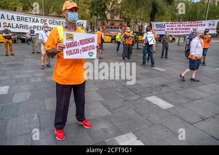 Barcelona, Spanien. September 2020. Ein Protestler, der eine Gesichtsmaske als vorbeugende Maßnahme trägt, hält ein Plakat, das seine Meinung während der Demonstration ausdrückt.die soziale Gruppe der Rentner, bekannt als "Marea pensionista", nimmt ihre wöchentlichen Demonstrationen auf der Plaza Universidad nach der Haft wegen Covid wieder auf, um eine faire Altersrente und eine gute öffentliche Gesundheit zu verteidigen. Kredit: SOPA Images Limited/Alamy Live Nachrichten Stockfoto