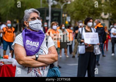 Barcelona, Spanien. September 2020. Ein Protestler sieht während der Demonstration mit einer Gesichtsmaske als vorbeugende Maßnahme an.die soziale Gruppe der Rentner, bekannt als "Marea pensionista", nimmt ihre wöchentlichen Demonstrationen auf der Plaza Universidad nach der Haft wegen Covid wieder auf, um eine faire Rente und eine gute öffentliche Gesundheit zu verteidigen. Kredit: SOPA Images Limited/Alamy Live Nachrichten Stockfoto