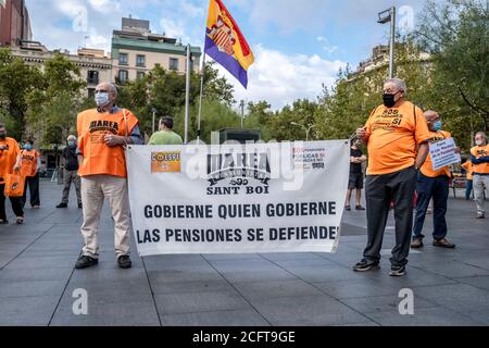 Barcelona, Spanien. September 2020. Demonstranten, die Gesichtsmasken tragen, halten ein Transparent, das ihre Meinung während der Demonstration zum Ausdruck bringt.die soziale Gruppe der Rentner, die als "Marea pensionista" bekannt ist, nimmt ihre wöchentlichen Demonstrationen auf der Plaza Universidad nach der Haft wegen Covid wieder auf, um eine faire Rente und eine gute öffentliche Gesundheit zu verteidigen. Kredit: SOPA Images Limited/Alamy Live Nachrichten Stockfoto