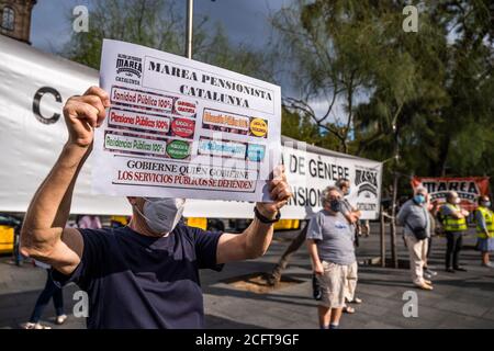 Barcelona, Spanien. September 2020. Ein Protestler, der eine Gesichtsmaske als vorbeugende Maßnahme trägt, hält ein Plakat, das seine Meinung während der Demonstration ausdrückt.die soziale Gruppe der Rentner, bekannt als "Marea pensionista", nimmt ihre wöchentlichen Demonstrationen auf der Plaza Universidad nach der Haft wegen Covid wieder auf, um eine faire Altersrente und eine gute öffentliche Gesundheit zu verteidigen. Kredit: SOPA Images Limited/Alamy Live Nachrichten Stockfoto