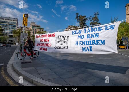 Barcelona, Spanien. September 2020. Während der Demonstration hängt ein Transparent um die Plaza de la Universidad.die soziale Gruppe der Rentner, bekannt als "Marea pensionista", nimmt ihre wöchentlichen Demonstrationen auf der Plaza Universidad nach der Haft wegen Covid wieder auf, um eine faire Altersrente und eine gute öffentliche Gesundheit zu verteidigen. Kredit: SOPA Images Limited/Alamy Live Nachrichten Stockfoto