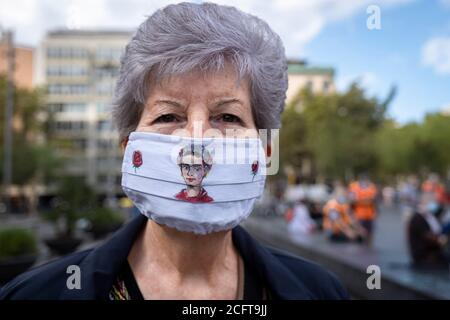 Barcelona, Spanien. September 2020. Ein Protestler sieht während der Demonstration mit einer Gesichtsmaske als vorbeugende Maßnahme an.die soziale Gruppe der Rentner, bekannt als "Marea pensionista", nimmt ihre wöchentlichen Demonstrationen auf der Plaza Universidad nach der Haft wegen Covid wieder auf, um eine faire Rente und eine gute öffentliche Gesundheit zu verteidigen. Kredit: SOPA Images Limited/Alamy Live Nachrichten Stockfoto