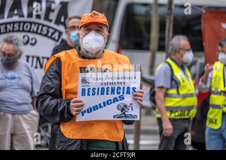 Barcelona, Spanien. September 2020. Ein Protestler, der eine Gesichtsmaske als vorbeugende Maßnahme trägt, hält ein Plakat, das seine Meinung während der Demonstration ausdrückt.die soziale Gruppe der Rentner, bekannt als "Marea pensionista", nimmt ihre wöchentlichen Demonstrationen auf der Plaza Universidad nach der Haft wegen Covid wieder auf, um eine faire Altersrente und eine gute öffentliche Gesundheit zu verteidigen. Kredit: SOPA Images Limited/Alamy Live Nachrichten Stockfoto