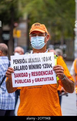 Barcelona, Spanien. September 2020. Ein Protestler, der eine Gesichtsmaske als vorbeugende Maßnahme trägt, hält ein Plakat, das seine Meinung während der Demonstration ausdrückt.die soziale Gruppe der Rentner, bekannt als "Marea pensionista", nimmt ihre wöchentlichen Demonstrationen auf der Plaza Universidad nach der Haft wegen Covid wieder auf, um eine faire Altersrente und eine gute öffentliche Gesundheit zu verteidigen. Kredit: SOPA Images Limited/Alamy Live Nachrichten Stockfoto