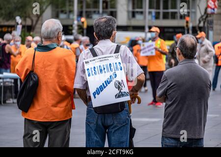Barcelona, Spanien. September 2020. Ein Protestler mit einem Plakat auf dem Rücken während der Demonstration gesehen.die soziale Gruppe der Rentner als "Marea pensionista" bekannt wieder ihre wöchentlichen Demonstrationen auf der Plaza Universidad nach der Haft wegen Covid zu verteidigen faire Rente und Qualität der öffentlichen Gesundheit. Kredit: SOPA Images Limited/Alamy Live Nachrichten Stockfoto