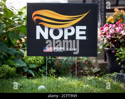 Ein 2020 Joe Biden und Kamala Harris Anti-Donald Trump Präsidentenhof Zeichen mit einem Design eines orangen Frisur und das Wort Nope. Stockfoto