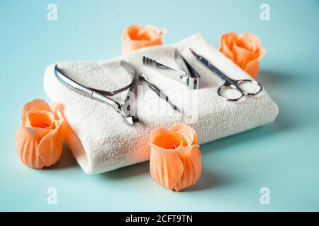 Nagelpflegewerkzeuge auf blauem Hintergrund. Spa-Accessoires für die Körperpflege. Stockfoto