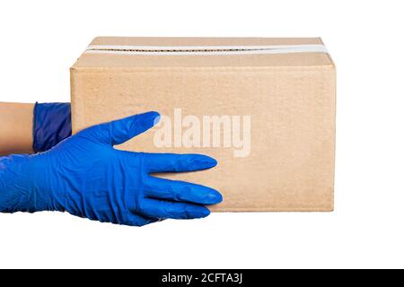 Ein Mann in medizinischen Latexhandschuhen liefert ein Paket auf weißem Hintergrund. Das Konzept der sicheren Lieferung von Waren während der Coronavirus-Pandemie. Stockfoto