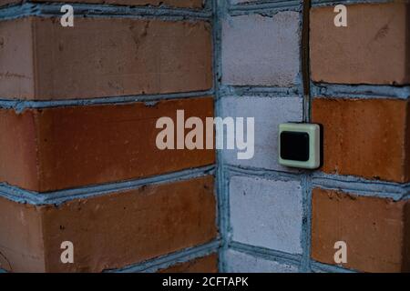 Stellen Sie sich eine Wand aus weißen und roten Ziegelsteinen vor. Ziegelwand, Nahaufnahme Stockfoto