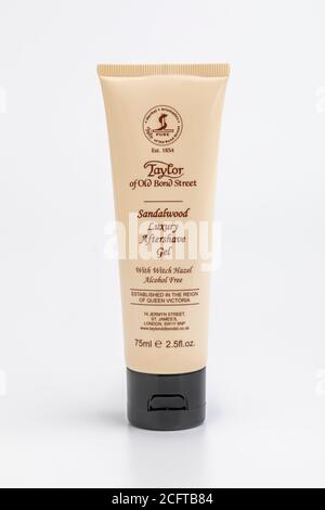 Eine Tube Sandelholz Luxus Aftershave Gel von Taylor of Alte Bond Street Stockfoto