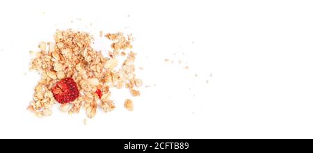 Müsli Flocken mit einer getrockneten Erdbeere, Nahaufnahme isoliert auf weißem Hintergrund Platz für Text rechts Stockfoto