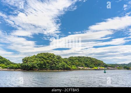 yokosuka, japan - juli 19 2020: Azuma Island im Yokosuka Naval Port, der zum US Navy Azuma Storage Area gehört und den Japan Self Denf trennt Stockfoto