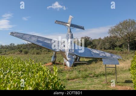 Eine Nachbildung einer Junkers JU 87 B Stuka in Capel-le Ferne, Kent aus Edelstahl vom bayrischen Künstler Hex FRSS mit dem Namen Down.Two.Earth Stockfoto