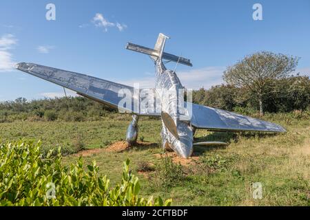 Eine Nachbildung einer Junkers JU 87 B Stuka in Capel-le Ferne, Kent aus Edelstahl vom bayrischen Künstler Hex FRSS mit dem Namen Down.Two.Earth Stockfoto