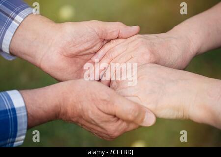 Nahaufnahme von älteres paar Hand in Hand Stockfoto