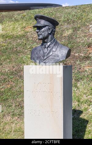 Eine Büste von Lord Dowding am Battle of Britain Memorial, Capel-le Ferne, Kent. Stockfoto