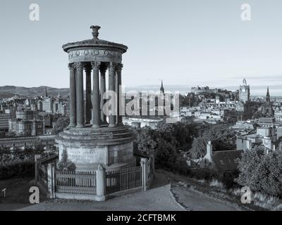 Black and White Landscape, Dugald Stewart Monument, Calton Hill, Edinburgh, Schottland, Großbritannien, GB. Stockfoto