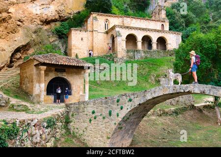 Alte Kapelle, Brücke und eine Frau Tourist mit einem Hund. Stockfoto