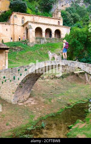 Alte Kapelle, Brücke und eine Frau Tourist mit einem Hund. Stockfoto