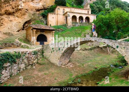 Alte Kapelle, Brücke und eine Frau Tourist mit einem Hund. Stockfoto