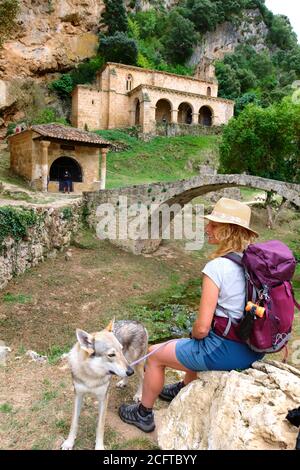 Wanderer reife junge Frau und Hund in Santa Maria de la Hoz Kapelle. Stockfoto