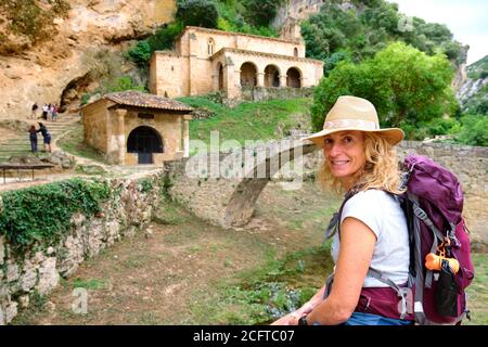 Wanderer reife junge Frau in der Nähe einer alten Kapelle. Stockfoto
