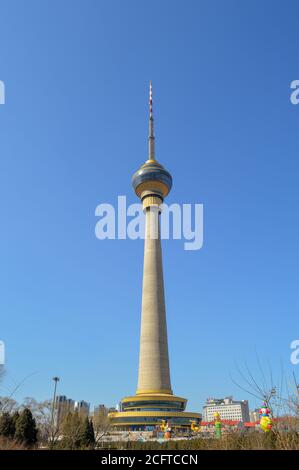 Peking / China - 1. März 2014: Der Zentralradio- und Fernsehturm ist ein 405 Meter hoher Telekommunikations- und Beobachtungsturm in Peking Stockfoto