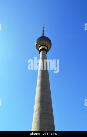 Peking / China - 1. März 2014: Der Zentralradio- und Fernsehturm ist ein 405 Meter hoher Telekommunikations- und Beobachtungsturm in Peking Stockfoto