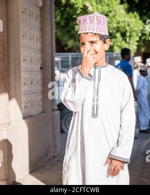 Nizwa, Oman, 2. Dezember 2016: Portrait eines einheimischen Jungen in traditioneller Kleidung auf dem Freitagsmarkt in Nizwa, Oman Stockfoto