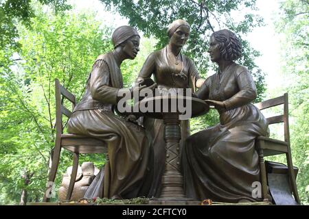 New York, USA. September 2020. (NEU) Neu eingeweihte WomenÃ¢â‚¬â„¢s Recht Pioniere Statut im Central Park. 7. September 2020, New York, USA: Die neu eingeweihte WomenÃ¢â‚¬â„¢s Right Pioneers Statue im Central Park zieht an diesem Labor Day viele Besucher an und macht Fotos davon. Die Statue hat 3 Frauen Aktivisten und Abolitionistinnen, Sojourner Truth, Susan B Anthony und Elizabeth Casy Stanton der Öffentlichkeit gezeigt. Kredit: Niyi Fote /Thenews2. Quelle: Niyi Fote/TheNEWS2/ZUMA Wire/Alamy Live News Stockfoto