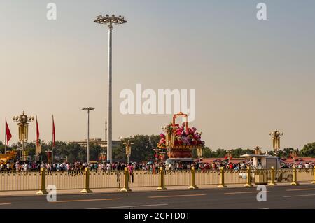 Peking / China - 27. September 2014: Der Platz des Himmlischen Friedens in Peking, mit Nationalfeiertag (1. Oktober) Blumenschmuck Stockfoto