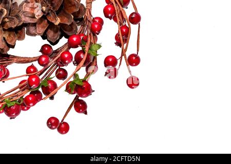 Komposition aus roten Neujahrsbeeren und Zapfen auf weißem Hintergrund. Ort für Ihren Text. Stockfoto