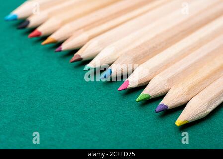 Buntstifte auf grünem Hintergrund Stockfoto
