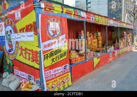 Peking / China - 2. Februar 2014: Der größte Händler von Feuerwerk in Peking - Panda Feuerwerk Street Stand in Chaoyang Bezirk der Innenstadt von Be Stockfoto