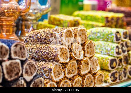 Verschiedene hell gefärbte türkische Köstlichkeiten Süßigkeiten Baklava Lokum und getrocknete Früchte Gemüse auf dem Markt in Istanbul, Türkei Stockfoto