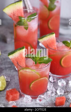 Wodka 'Watermelon Cocktail' - aus frisch gekühlter Wassermelone, Kokoszucker, frischem Limettensaft und Wodka. Genießen Sie diesen leichten, erfrischenden Sommerteil Stockfoto