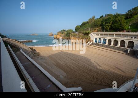 'Port Vieux' (alter Hafen) Strand, Biarritz, Frankreich. Der berühmte Rocher de la Vierge (Felsen der Jungfrau) ist im Hintergrund Stockfoto