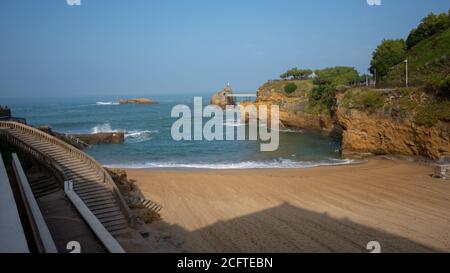 'Port Vieux' (alter Hafen) Strand, Biarritz, Frankreich. Der berühmte Rocher de la Vierge (Felsen der Jungfrau) ist im Hintergrund Stockfoto