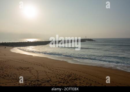 Wellen des Atlantiks bei Sonnenuntergang am Strand La Barre, Anglet, Frankreich Stockfoto