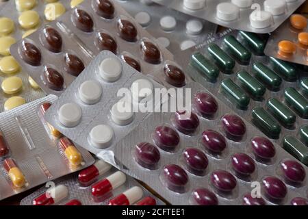 Verschiedene Arten von Medikamenten Tabletten und Pillen in Blisterpackungen. Konzepte der pharmazeutischen Industrie und des Drogenkonsums Stockfoto