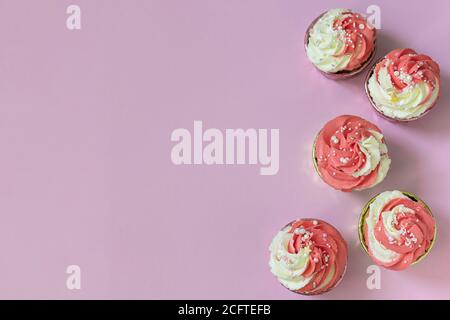 Draufsicht festliche Cupcakes mit rosa Creme und Streuseln. Stockfoto