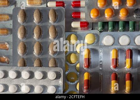 Verschiedene Arten von Medikamenten Tabletten und Pillen in Blisterpackungen. Konzepte der pharmazeutischen Industrie und des Drogenkonsums Stockfoto