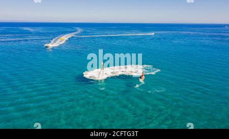 Fly Boarding und Reiten im Meer an einem sonnigen Sommertag, Zakynthos, Griechenland Stockfoto