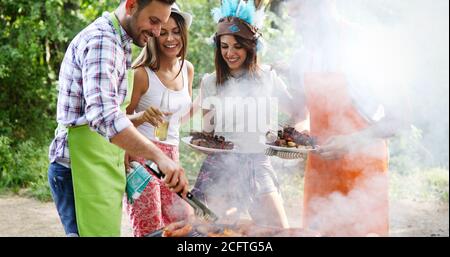 Freunde in einem Grillfest in der Natur Stockfoto