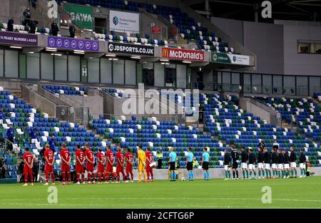 Die Spieler aus Nordirland und Norwegen singen ihre Nationalhymnen vor dem Beginn des Spiels der UEFA Nations League Gruppe 1, Liga B im Windsor Park, Belfast. Stockfoto