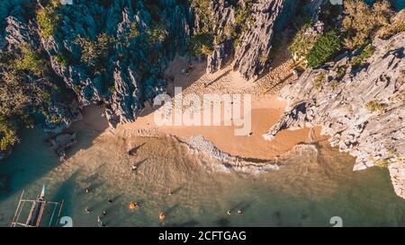 Obere Luftaufnahme der Insel Minalahos Stockfoto